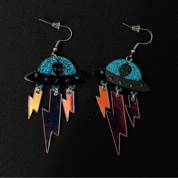 Alien in UFO with Lightning Dangles - Picture 2 of 10